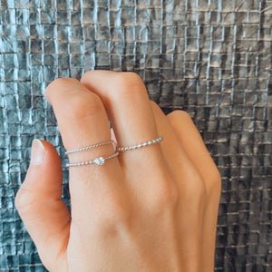 Anillo fino en plata con forma entrelazada