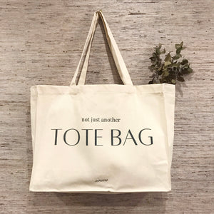 Tote bag de diseño realizado en algodón natural 100%. Tamaño: 45 x 36 x 13 cm. Longitud asas: 60 cm