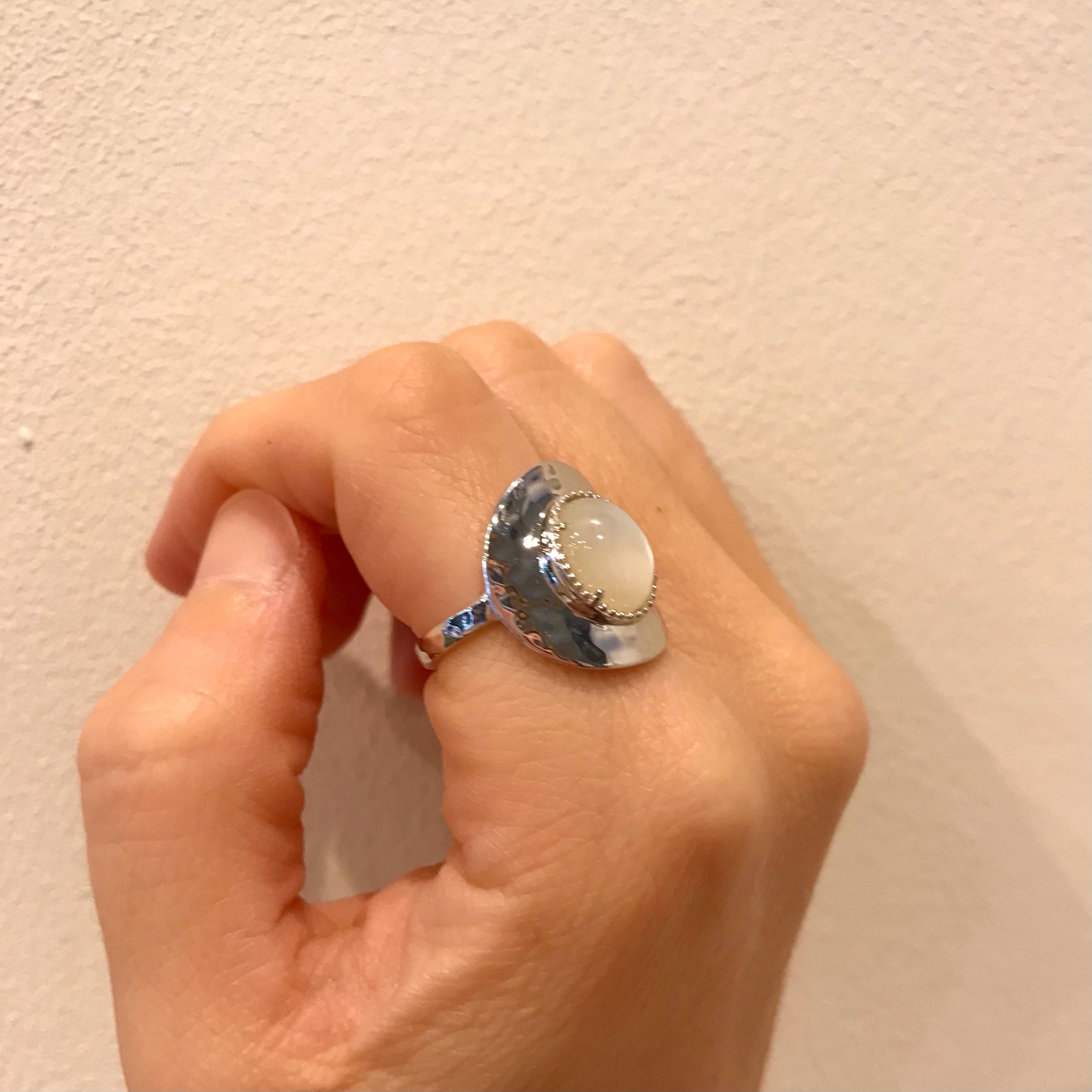 Anillo en plata con gran piedra luna natural