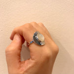 Cargar imagen en el visor de la galería, Anillo en plata con gran piedra luna natural
