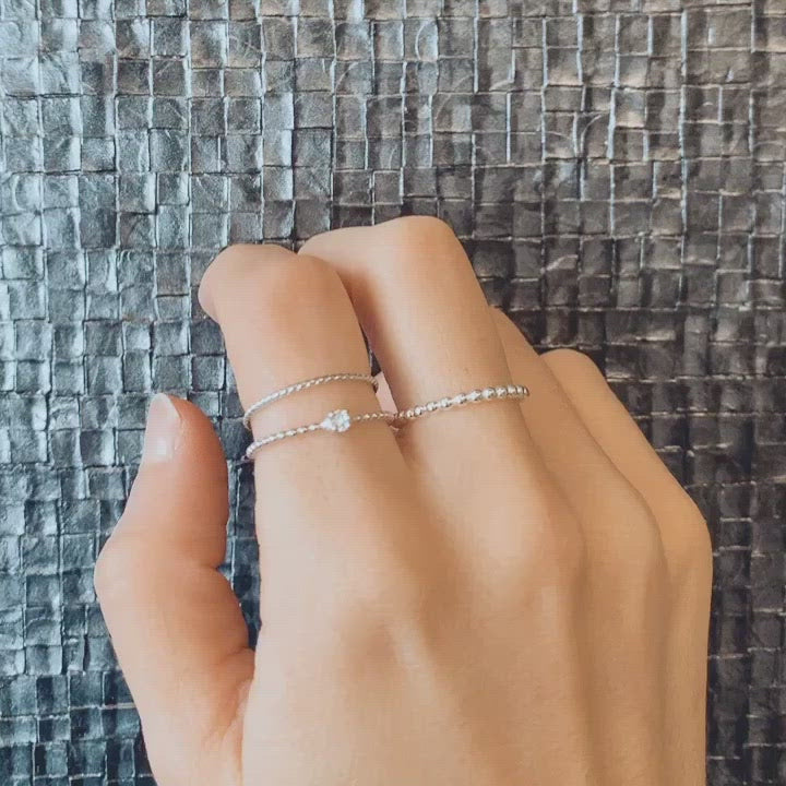 Anillo fino en plata con forma entrelazada