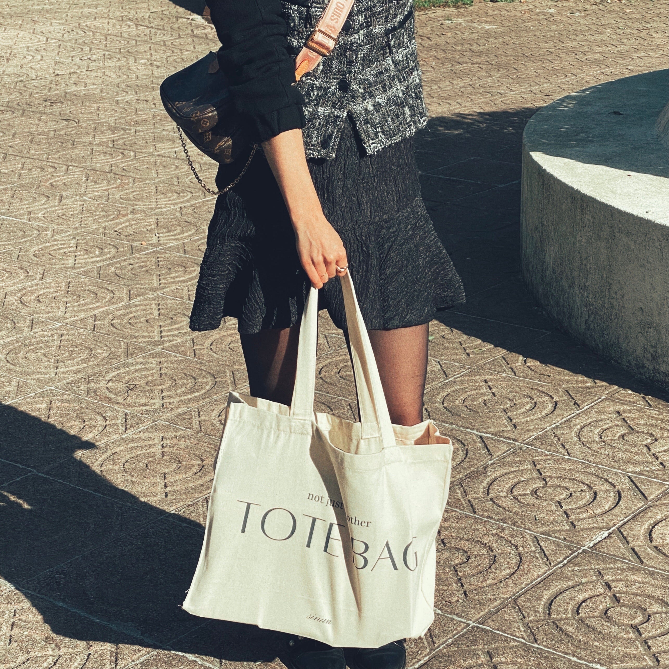 Tote bag de diseño realizado en algodón natural 100%. Tamaño: 45 x 36 x 13 cm. Longitud asas: 60 cm