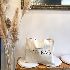 Tote bag de diseño realizado en algodón natural 100%. Tamaño: 45 x 36 x 13 cm. Longitud asas: 60 cm