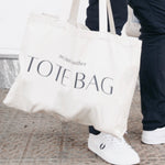 Cargar imagen en el visor de la galería, Tote bag de diseño realizado en algodón natural 100%. Tamaño: 45 x 36 x 13 cm. Longitud asas: 60 cm
